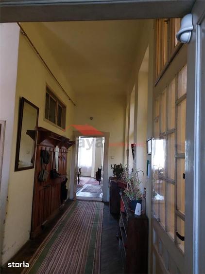 Casă cu 8 camere cu Teren 400 Mp în Central