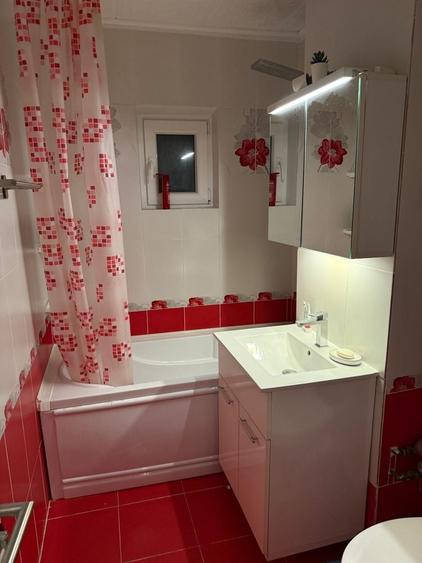 Apartament cu 3 camere semidecomandat în Malu Roșu