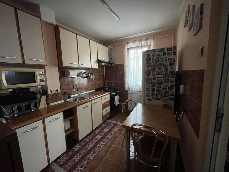 Apartament cu 3 camere semidecomandat în Sârbi
