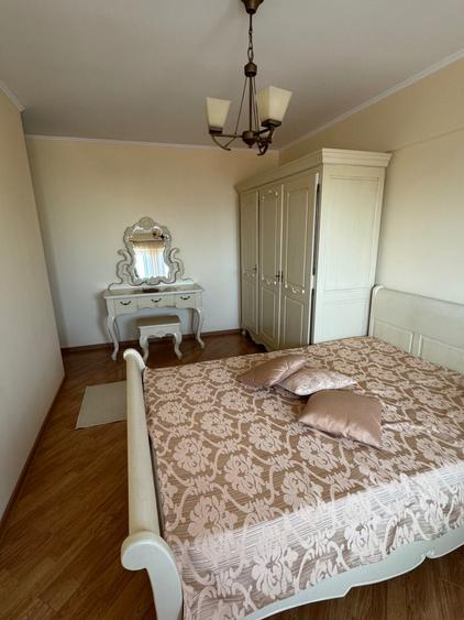 Apartament cu 3 camere decomandat în Exterior Vest