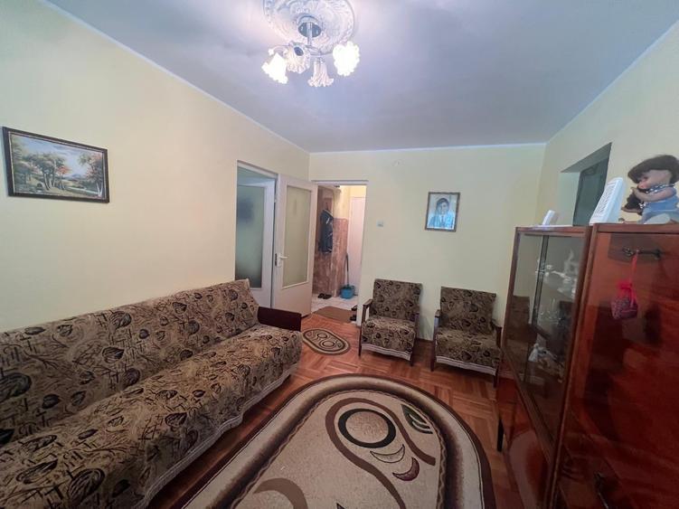 Apartament cu 3 camere semidecomandat în Micro 38