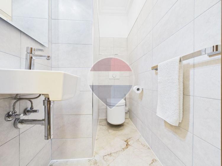 Birou, de 83.349998474121 mp, în P-ța Romană