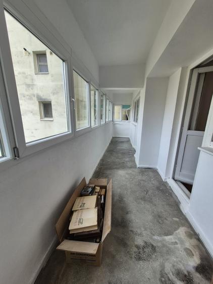 Apartament cu 4 camere semidecomandat în Colentina