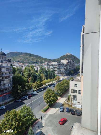Apartament cu 4 camere decomandat în Decebal