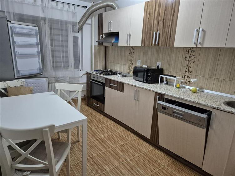 Apartament cu 3 camere decomandat, mobilat în Mihai Bravu