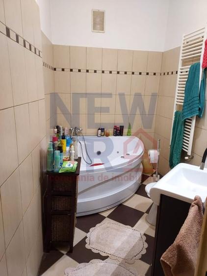 Apartament cu 4 camere semidecomandat, mobilat în Unirii
