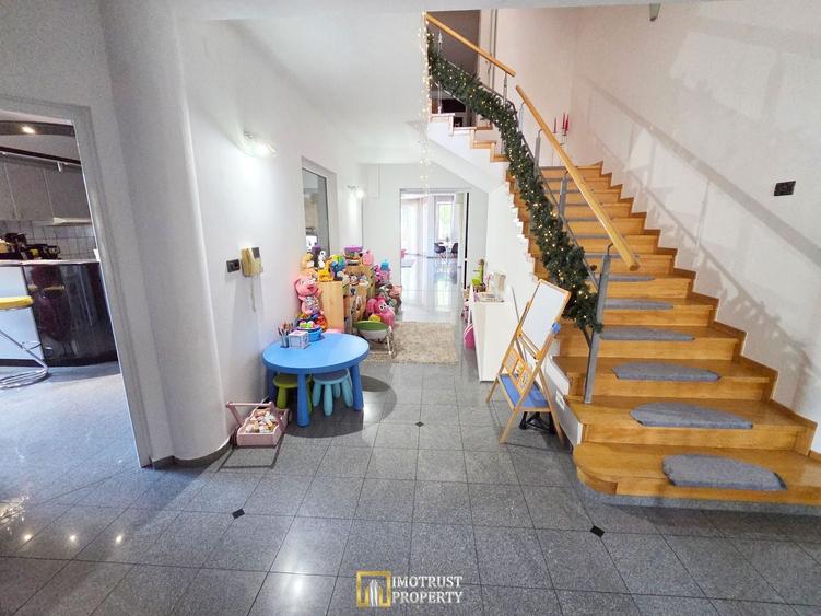 Casă individuală cu 10 camere cu Piscina în Aradul Nou