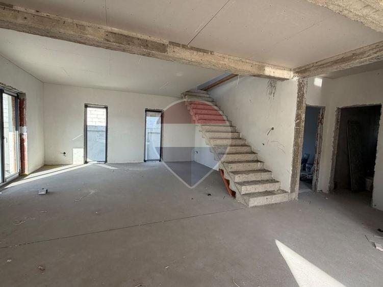 Casă individuală cu 5 camere cu Teren 500 Mp în Central