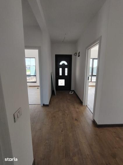 Casă cu 4 camere cu Teren 500 Mp în Periș