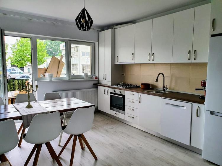 Apartament cu 3 camere decomandat în Central