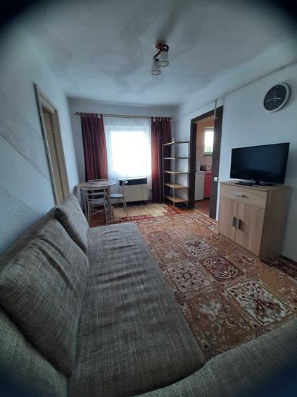 Apartament cu 3 camere semidecomandat în Cloșca