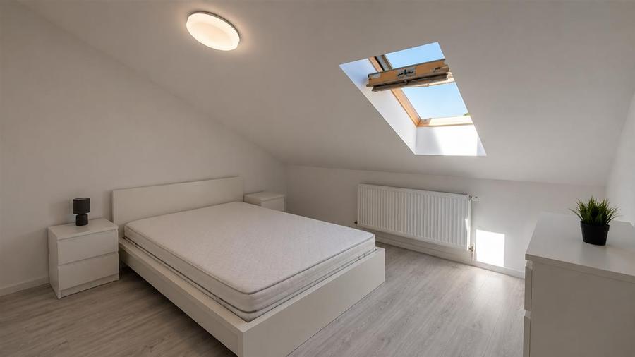 Apartament cu 3 camere semidecomandat, mobilat în Exterior Sud
