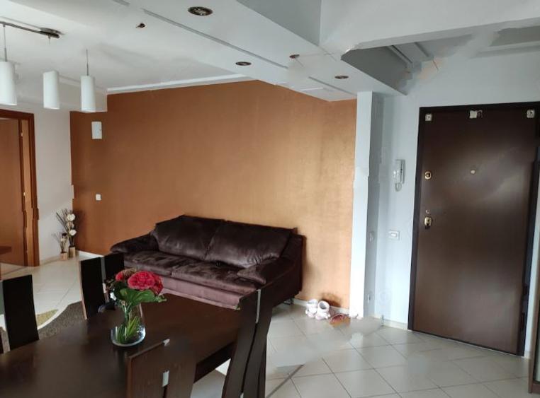 Apartament cu 3 camere semidecomandat în P-ța Muncii