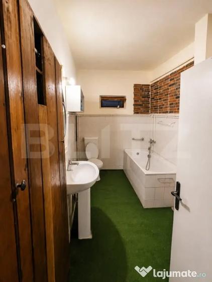 Casă cu 7 camere cu Teren 981 Mp în Central
