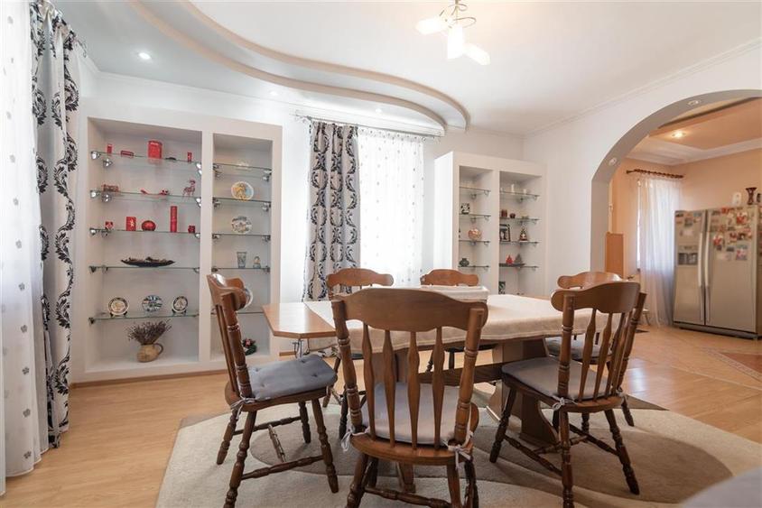 Casă individuală cu 6 camere cu Teren 2349 Mp în Sântion
