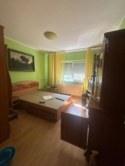 Apartament cu 3 camere semidecomandat în Buzaului