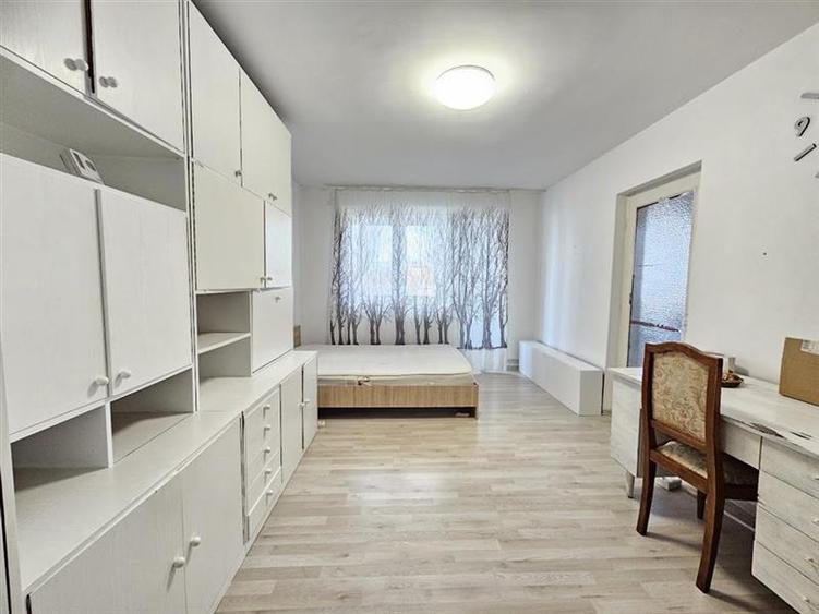 Apartament cu 4 camere decomandat în 7 Noiembrie