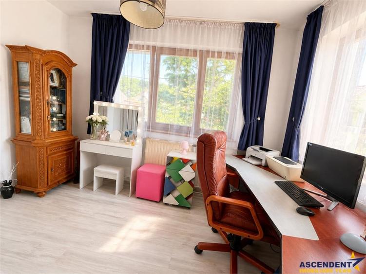 Casă cu 7 camere cu Teren 790 Mp în Central