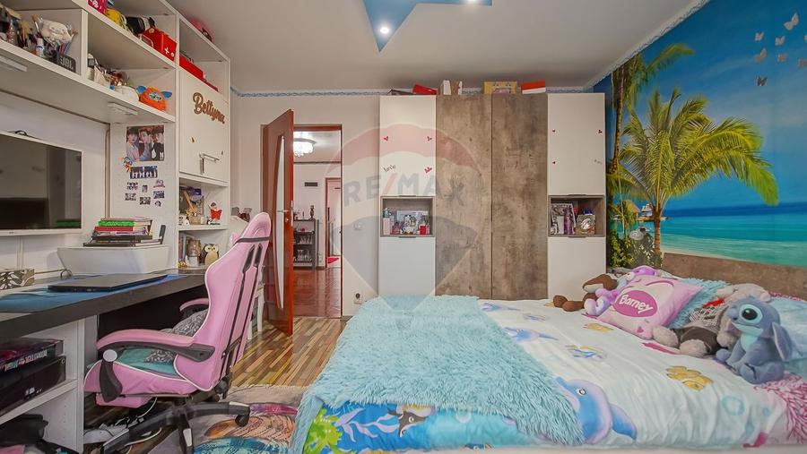 Casă individuală cu 9 camere cu Teren 377 Mp în Nord