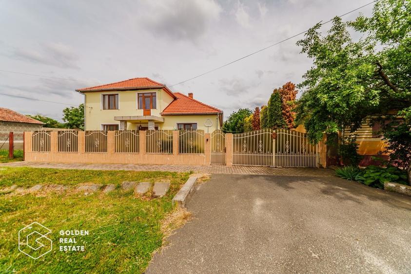 Casă individuală cu 11 camere cu Canalizare în Ghioroc
