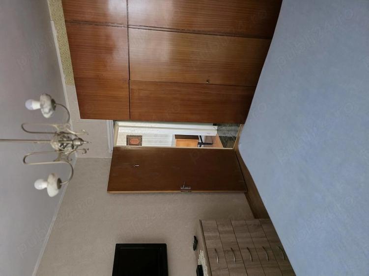 Apartament cu 3 camere semidecomandat în Centrul Civic