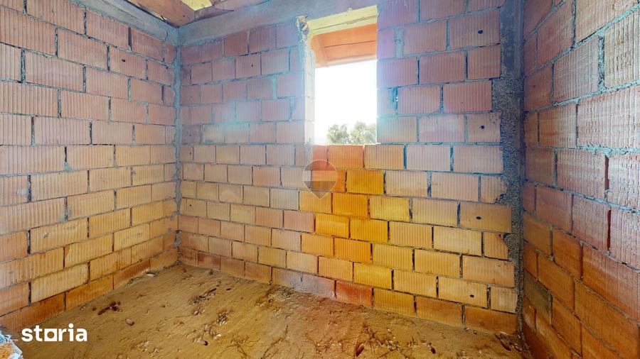 Casă cu 5 camere cu Teren 1000 Mp în Cristian