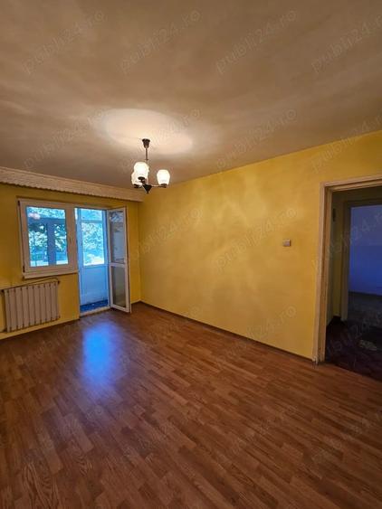 Apartament cu 4 camere semidecomandat în Sud
