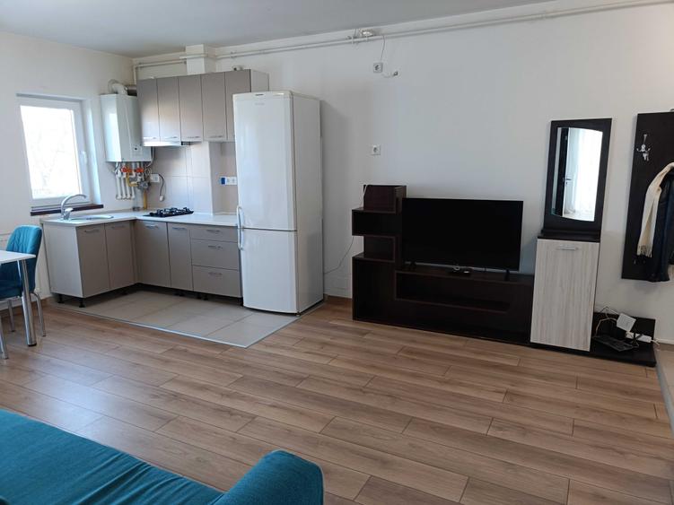 Apartament cu 3 camere semidecomandat în Florești