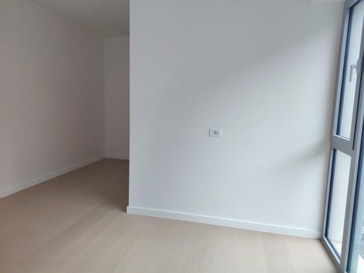 Apartament cu 3 camere semidecomandat în Aviației