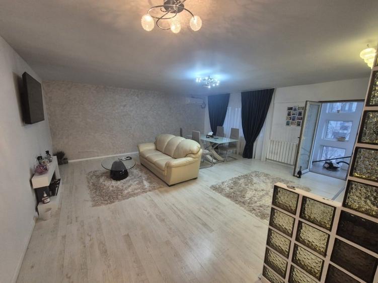Apartament cu 3 camere decomandat, mobilat în Micro 4