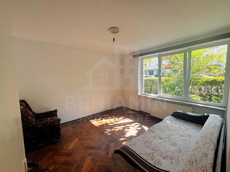 Apartament cu 3 camere semidecomandat în Tractorul