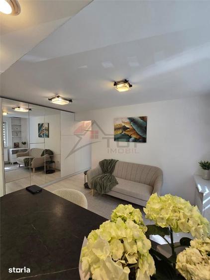 Apartament cu 3 camere semidecomandat în Podu Roș