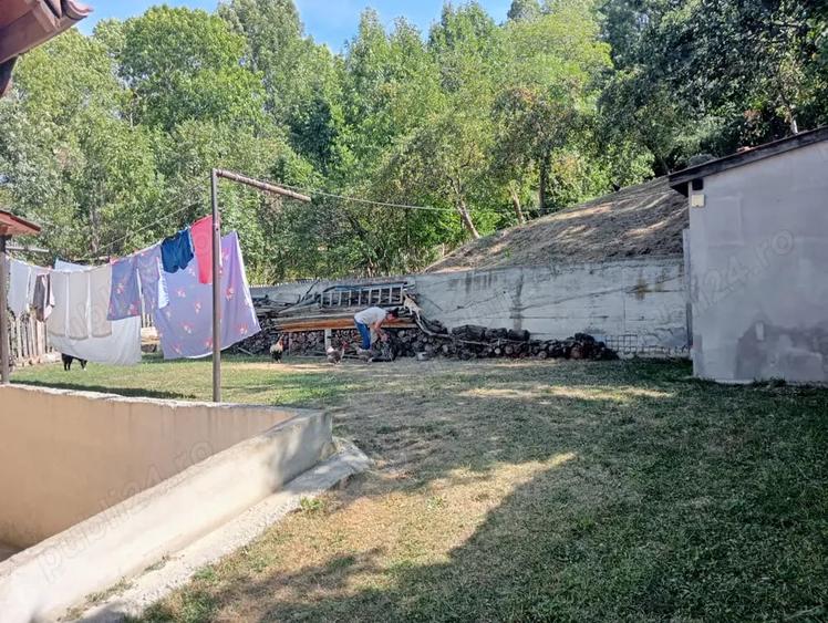 Casă cu 5 camere în Vatra Satului