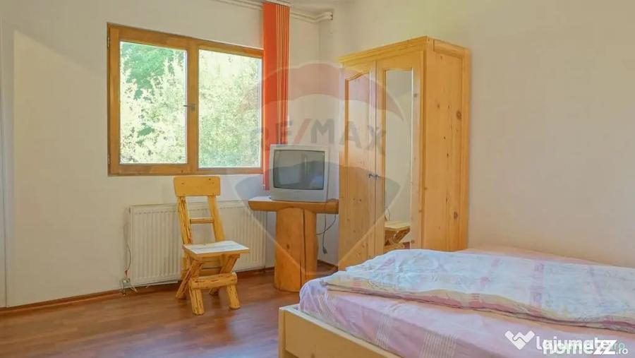 Casă cu 9 camere cu Teren 1000 Mp în Moieciu