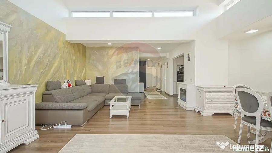 Apartament cu 3 camere decomandat în Cristian