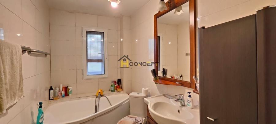 Casă individuală cu 7 camere cu Canalizare în Central