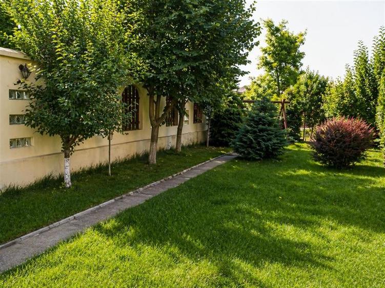 Casă individuală cu 9 camere cu Canalizare în Tudor Vladimirescu