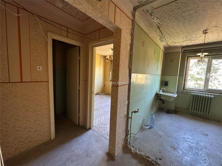 Apartament cu 3 camere semidecomandat în Central