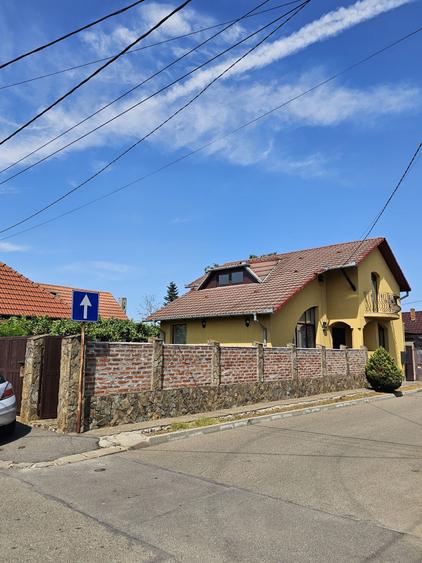 Casă cu 4 camere în Central