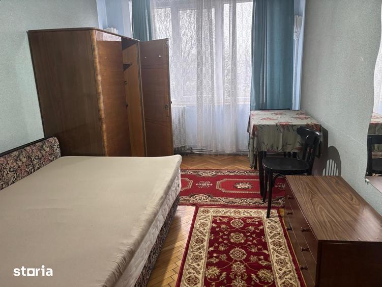Apartament cu 3 camere semidecomandat în Podu Roș