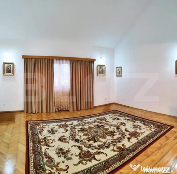 Casă cu 7 camere cu Teren 1178 Mp în Central