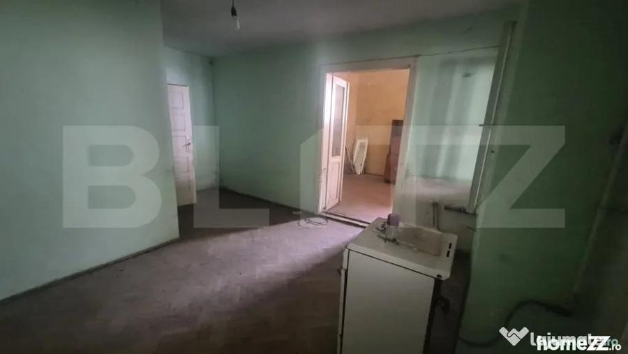 Apartament cu 4 camere semidecomandat în Central