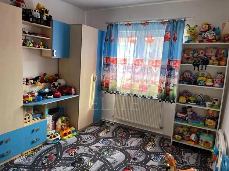 Apartament cu 4 camere decomandat, mobilat în Plopilor