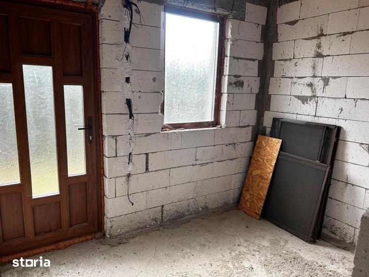Casă cu 4 camere cu Teren 2000 Mp în Vădeni
