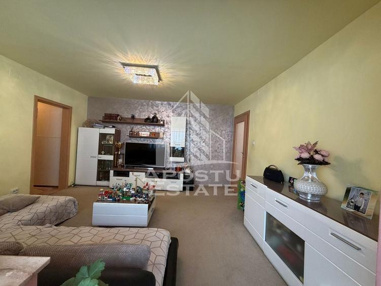 Apartament cu 3 camere semidecomandat, mobilat în Girocului