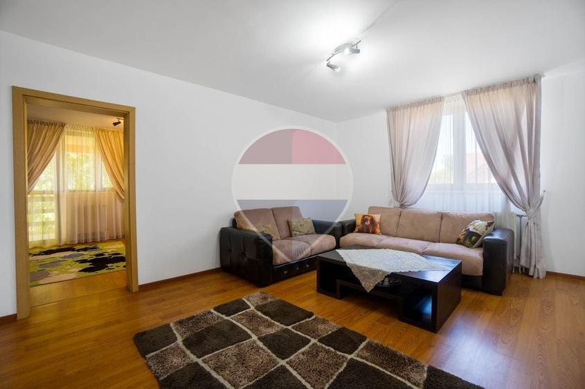 Casă individuală cu 7 camere cu Teren 1167 Mp în Tractorul