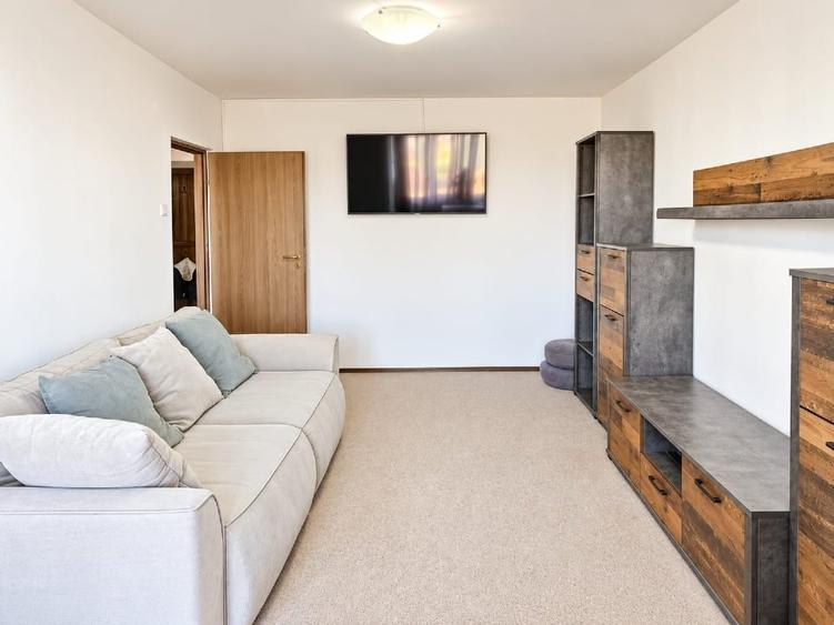 Apartament cu 3 camere decomandat, mobilat în Central
