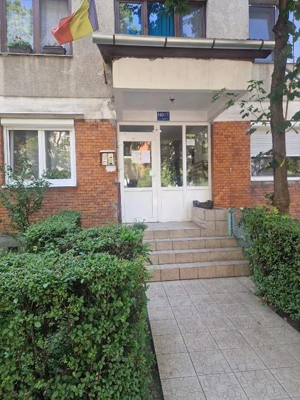 Apartament cu 3 camere semidecomandat în Dacia