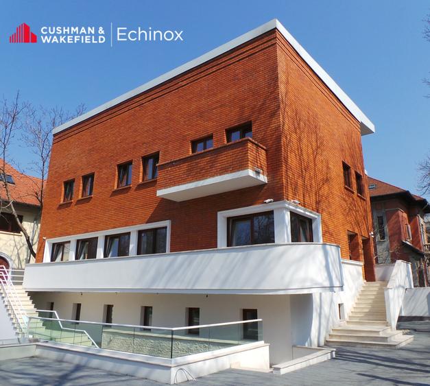 Casă individuală cu 12 camere cu Canalizare în Aviatorilor