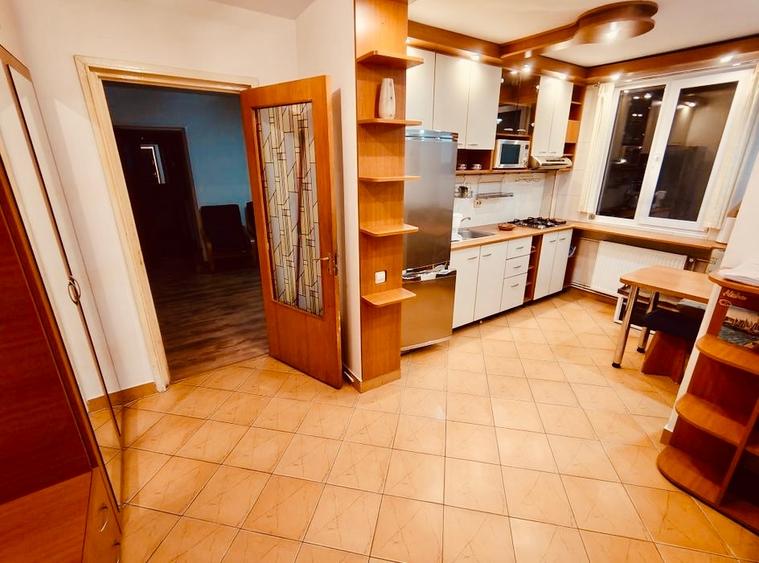 Apartament cu 3 camere semidecomandat, mobilat în Dristor